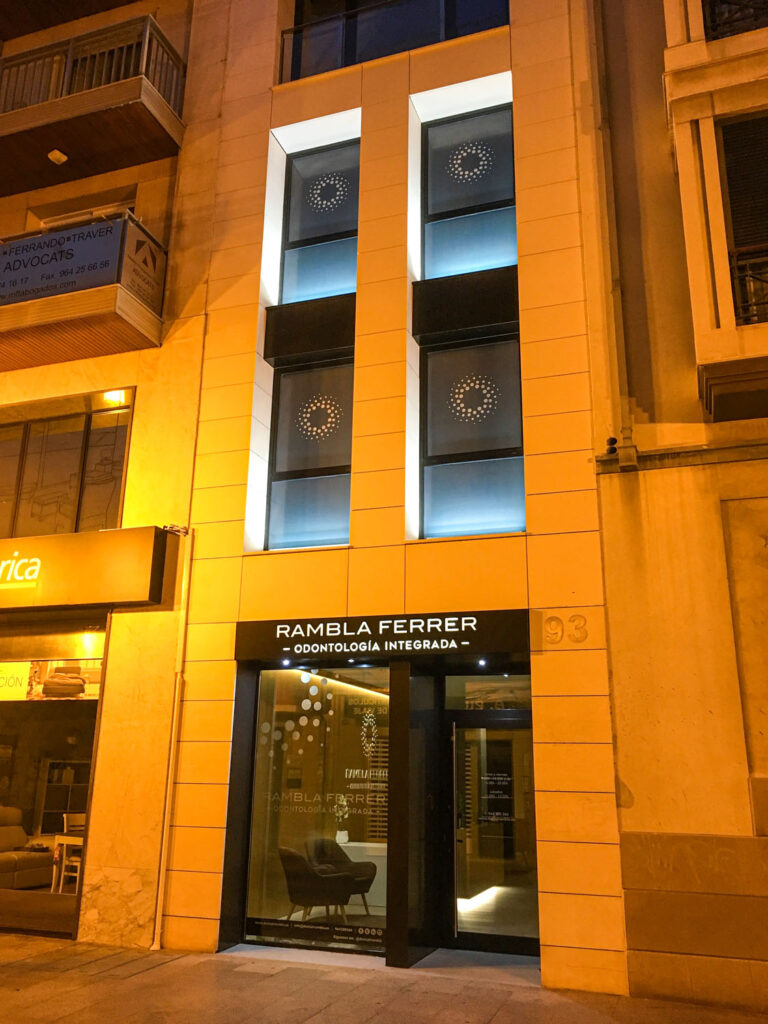 Fachada - Clínica dental Rambla Ferrer